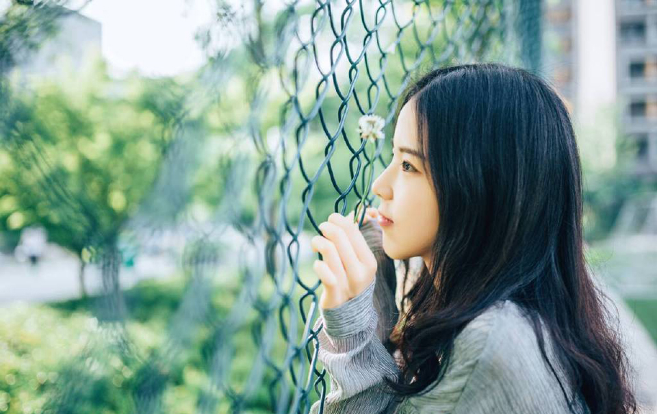 我来不及认真地年轻，待明白过来时，只能选择认真地老去。——三毛